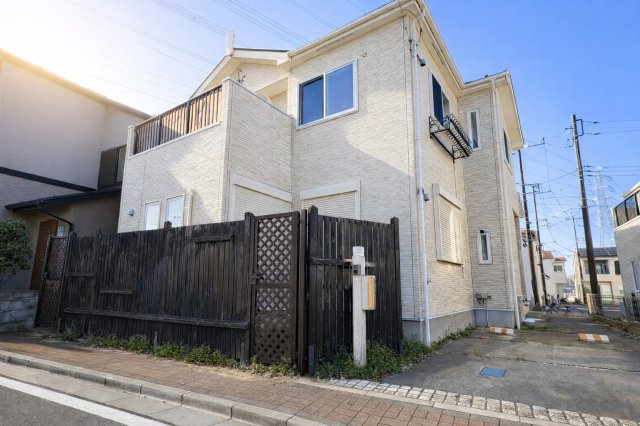 北欧ハウスヴィレッジ川越／全98棟の大型分譲地／平成28年築の4LDK戸建住宅の外観|ウッドフェンスが目を引く外観。プライバシー性にも配慮された住まいです。