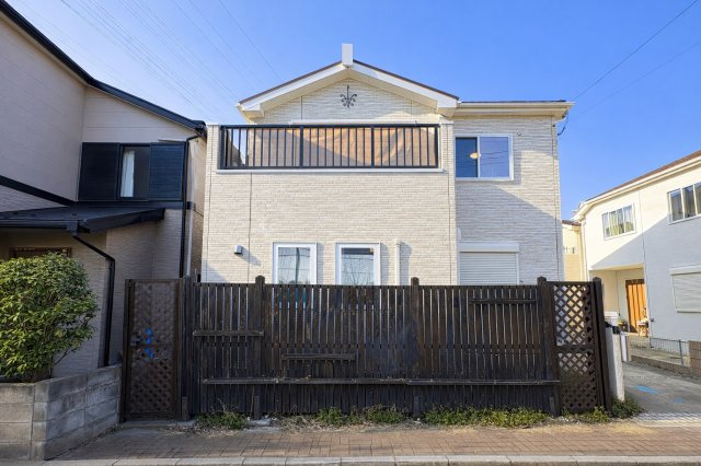 北欧ハウスヴィレッジ川越／全98棟の大型分譲地／平成28年築の4LDK戸建住宅の外観|バルコニーとウッドフェンスが調和した落ち着いた外観です。