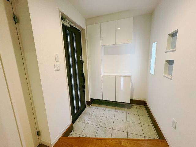 北欧ハウスヴィレッジ川越／全98棟の大型分譲地／平成28年築の4LDK戸建住宅の玄関|白で統一されたセパレート型のシューズボックス。小物が置けるのもポイント！