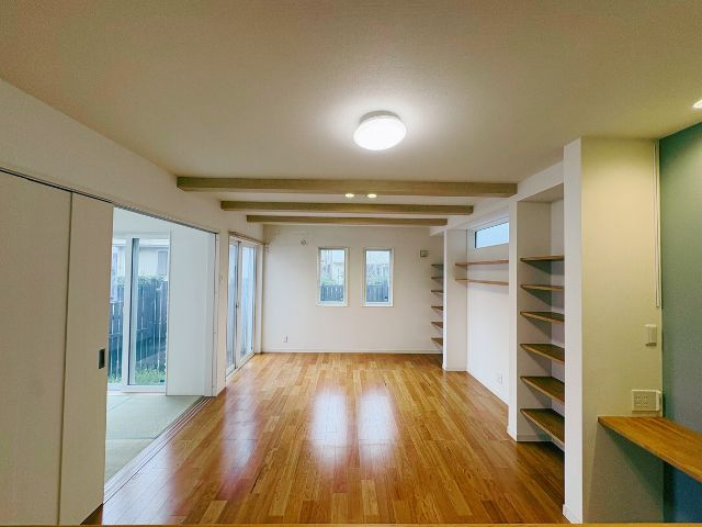 北欧ハウスヴィレッジ川越／全98棟の大型分譲地／平成28年築の4LDK戸建住宅の居間・リビング|温かみのある木目調の床と白い壁のコントラストが素敵です。