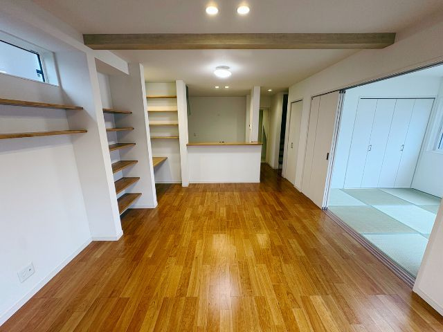 北欧ハウスヴィレッジ川越／全98棟の大型分譲地／平成28年築の4LDK戸建住宅の居間・リビング|見せる収納と隠す収納をバランスよく取り入れられます。