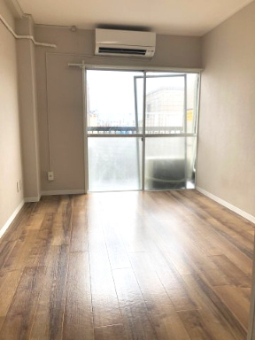 ユーコート国立の洋室|ゆったり過ごせるリビングです