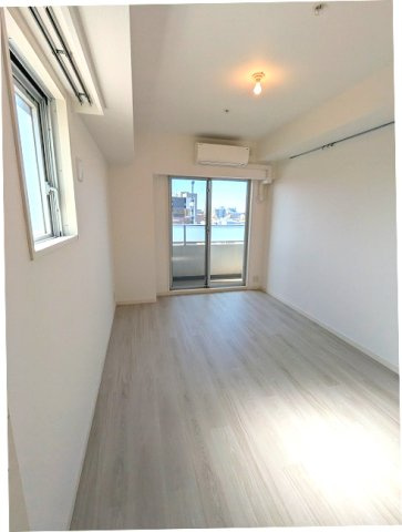 PROUD FLAT浅草駒形の設備|7.1帖洋室、バルコニーに面した角部屋2面採光で開放感あります、リビングとは壁で仕切られてます、エアコンとクローゼット付きです