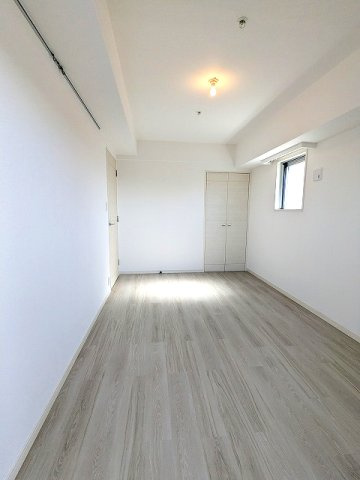 PROUD FLAT浅草駒形の設備|7.1帖洋室、バルコニーに面した角部屋2面採光で開放感あります、リビングとは壁で仕切られてます、エアコンとクローゼット付きです