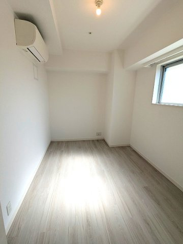 PROUD FLAT浅草駒形の設備|5.7帖洋室、角部屋窓付き解放感あります、リビングと独立したお部屋です、エアコンとクローゼット付きです