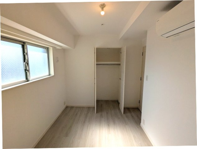 PROUD FLAT浅草駒形の設備|5.7帖洋室、角部屋窓付き解放感あります、リビングと独立したお部屋です、エアコンとクローゼット付きです