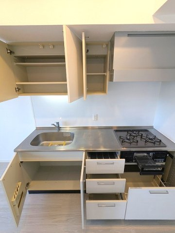 PROUD FLAT浅草駒形の設備|グリル付ガス3口システムキッチン、瀟洒でお手入れ楽なガラストップコンロ、温度調節やタイマー機能付きのコンロです