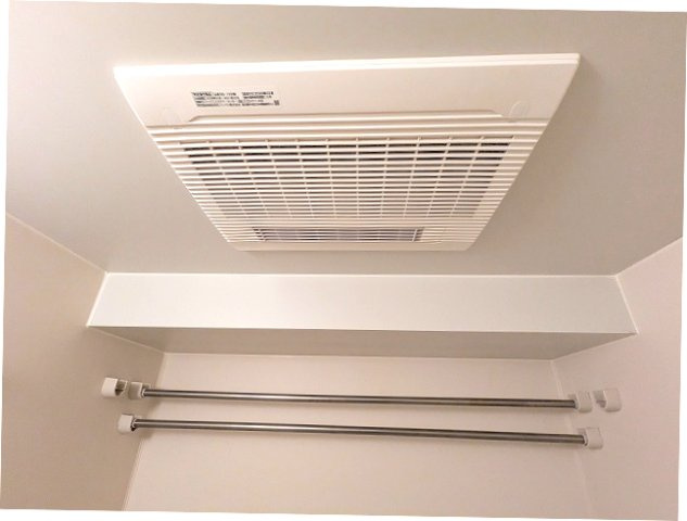 PROUD FLAT浅草駒形の設備|2本のパイプ付の浴室換気乾燥機、24時間換気システムです