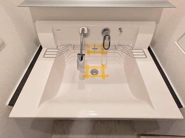 PROUD FLAT浅草駒形の設備|トイレと独立した洗面脱衣室のハンドシャワー付洗面台です