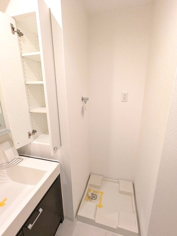 PROUD FLAT浅草駒形の設備|トイレと独立した洗面脱衣室の室内洗濯機置場です