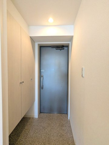 PROUD FLAT浅草駒形の設備|ディンプルキーのダブルロックセキュリティ、人感センサー付玄関ライト