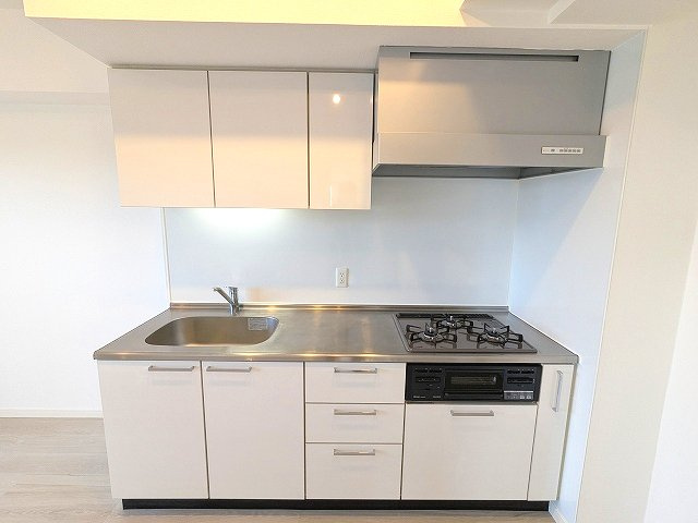 PROUD FLAT浅草駒形のキッチン|グリル付ガス3口システムキッチン、瀟洒でお手入れ楽なガラストップコンロ、温度調節やタイマー機能付きのコンロです