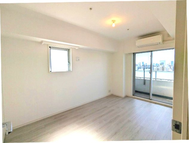 PROUD FLAT浅草駒形の設備|7.1帖洋室、バルコニーに面した角部屋2面採光で開放感あります、リビングとは壁で仕切られてます、エアコンとクローゼット付きです