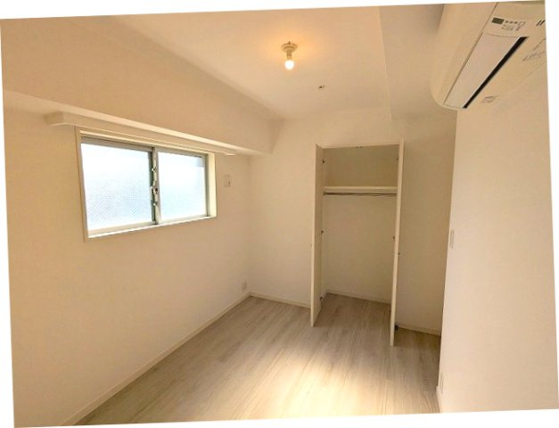 PROUD FLAT浅草駒形の収納|5.7帖洋室、角部屋窓付き解放感あります、リビングと独立したお部屋です、エアコンとクローゼット付きです