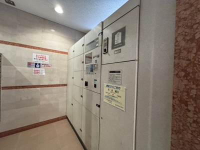 【その他共用部分】 | レピア堺湊 | 不在時でも荷物が受け取れて便利ですね！インターネットショッピングを活用する機会が多い方も、留守中に注文した商品が届くので配送時間を気にせずに注文をすることができます！