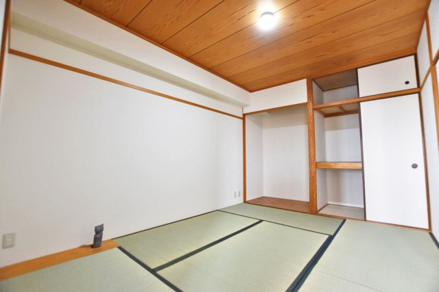 ロイヤルヴィラ苦楽園2号棟の和室|和室約6帖
リビングと続き間になっているので、家事の合間に休憩したり、お子様を寝かしつけたりできます。