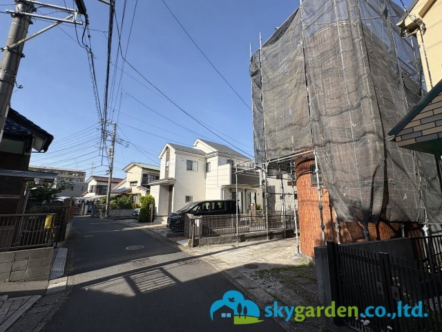 藤沢市高倉　中古戸建の前面道路含む現地写真|内外装リフォーム中
2026年4月21日撮影
前面道路含む現地写真です
