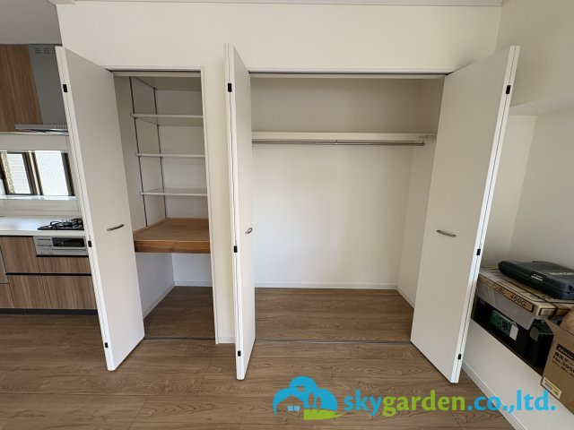 藤沢市高倉　中古戸建の収納|キッチン横のパントリー＆クロゼット