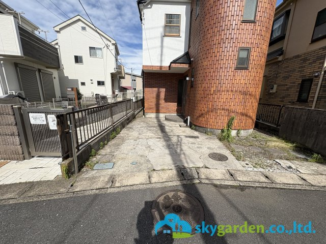 藤沢市高倉　中古戸建の駐車場|1台分のカースペース（要サイズ確認）