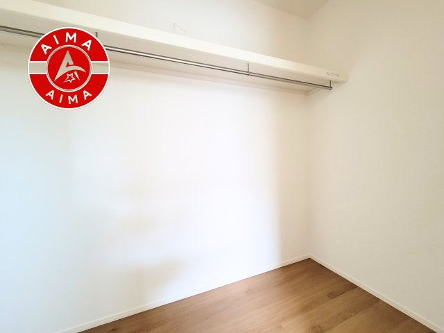 筑紫野市紫1丁目第2-1棟（1号棟）の内観：施工例|洋服や大きな荷物が多い方や人数の多いご家族などは、一般的なクローゼットよりもウォークインクローゼットのほうが使い勝手が良いです。