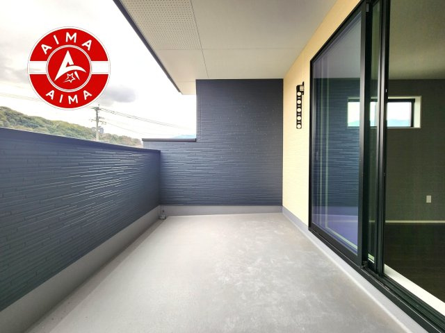 筑紫野市紫1丁目第2-1棟（1号棟）の外観：施工例|風をしっかりと感じられるバルコニーでは、毎日が洗濯日和です。広々としているので洗濯も楽しくなるでしょうし、気分転換にバルコニーからの眺めを楽しむのもいいでしょう。