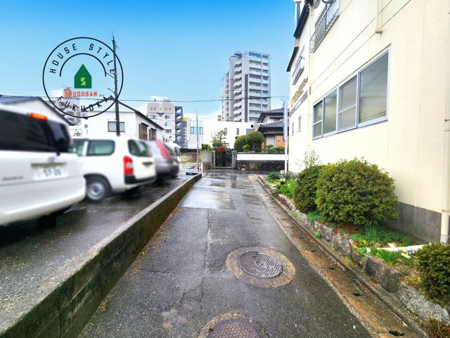 筑紫野市紫1丁目第2-1棟（1号棟）の前面道路含む現地写真|前面道路は閑静な住宅地をはしる車通りの少ない道路。お車の出し入れが苦手なママや小さなお子様にも安心ですね。しっかり舗装もされているので、ベビーカーや自転車で通っても快適に通行できます。