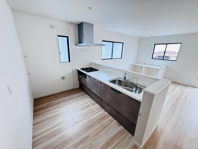 流山市東深井新築戸建（東深井17期）のキッチン|お手入れしやすいレンジフード・シンクの水栓には浄水器がついてます！