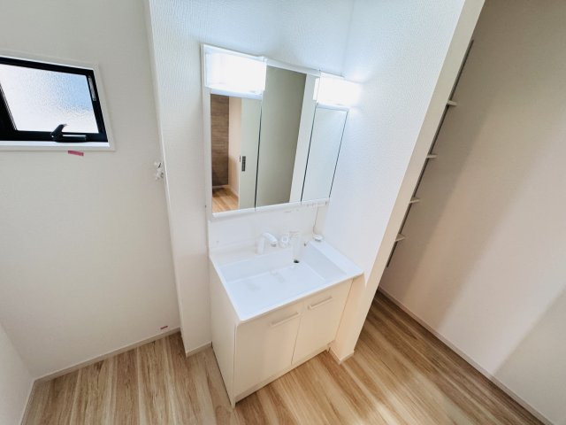 流山市東深井新築戸建（東深井17期）の玄関|シャワーヘッド付き三面鏡洗面化粧台