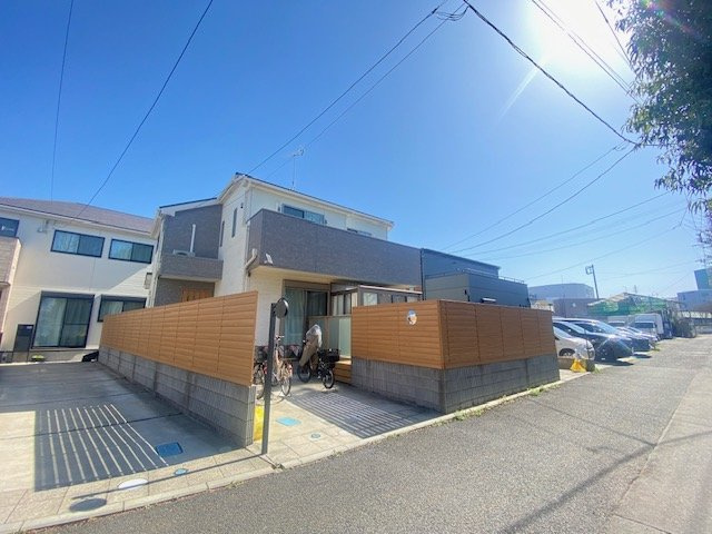 下鶴間　築4年中古戸建　庭付きの前面道路含む現地写真|前面道路も広く閑静な住宅地と素敵なお庭が特徴的な築浅物件！共働き世帯にもお勧めです！