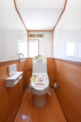 【トイレ】 | 太田市龍舞町 中古住宅 | 明るく清潔感のある新しいトイレは、温かい木目調がかわいい空間です♪