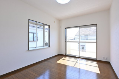 【洋室】 | 太田市龍舞町 中古住宅 | 二面採光で明るい洋室です♪