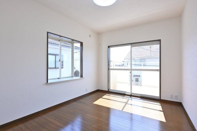 【洋室】 | 太田市龍舞町 中古住宅 | 二面採光で明るい洋室です♪