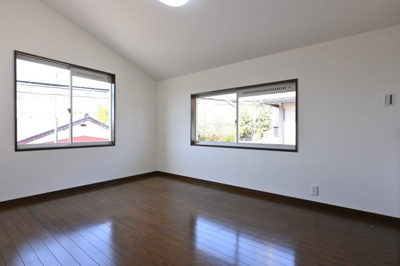 【洋室】 | 太田市龍舞町 中古住宅 | 北側の洋室も二面採光で明るい空間になっています♪