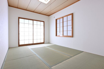 【和室】 | 太田市龍舞町 中古住宅 | 畳・障子・ふすまが新しくなっています♪南向きで暖かく、くつろげる和室です♪