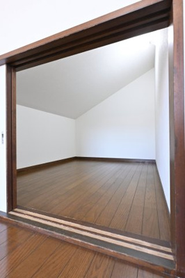 【洋室】 | 太田市龍舞町 中古住宅 | 広く使える収納スペース付き！２．５帖もあります♪