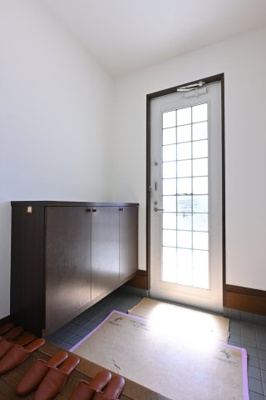 【玄関】 | 太田市龍舞町 中古住宅 | 明るい陽が差し込む玄関が家族を迎えてくれます！