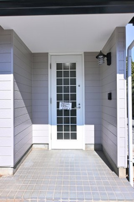 【玄関】 | 太田市龍舞町 中古住宅 | ホワイトに格子のデザインがおしゃれな玄関ドア♪