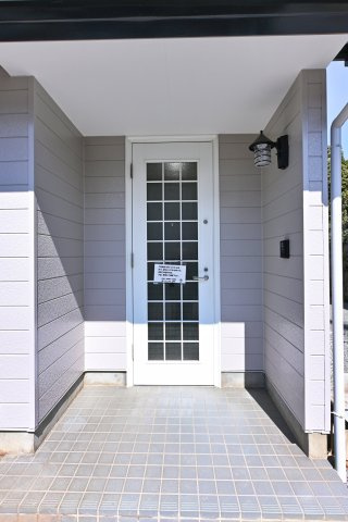 【玄関】 | 太田市龍舞町 中古住宅 | ホワイトに格子のデザインがおしゃれな玄関ドア♪
