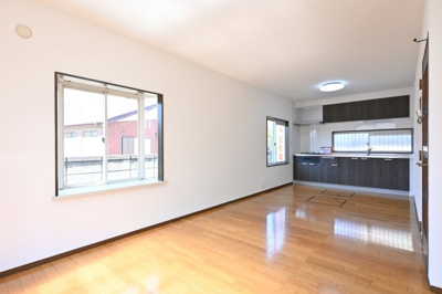 【居間・リビング】 | 太田市龍舞町 中古住宅 | 北側にも窓があり、部屋の奥まで明るいＬＤＫです♪