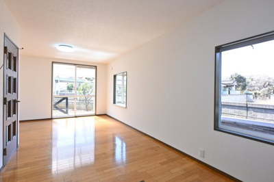 【居間・リビング】 | 太田市龍舞町 中古住宅 | テラスに続く大きな窓が印象的なお部屋♪