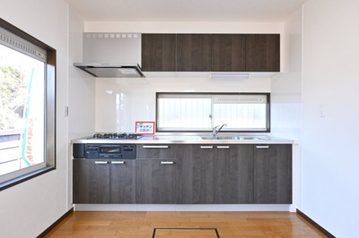 【キッチン】 | 太田市龍舞町 中古住宅 | シックな木目調の新しいキッチンで炊事も楽しく♪