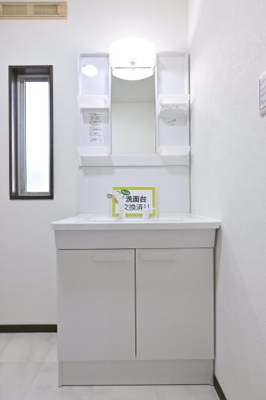 【独立洗面台】 | 太田市龍舞町 中古住宅 | 新しい洗面台は収納もありよく使うものは上の収納、洗剤などの重たいものは下の収納にと用途に分けて使えます♪