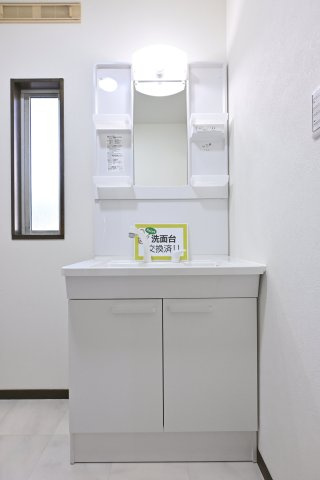 【独立洗面台】 | 太田市龍舞町 中古住宅 | 新しい洗面台は収納もありよく使うものは上の収納、洗剤などの重たいものは下の収納にと用途に分けて使えます♪