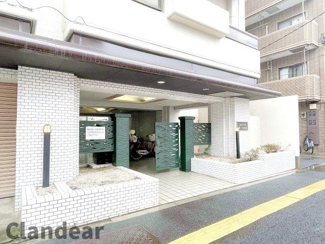 グリーンパーク第15綾瀬のエントランス|ガラス越しに光が差し込む明るい入口。安心感のある第一印象です。