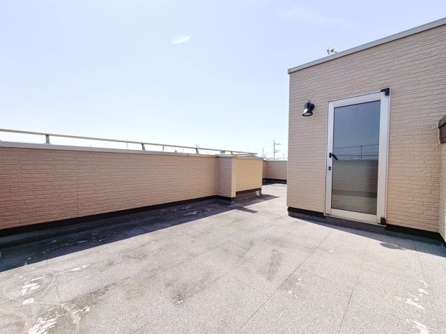 【中古戸建】伊勢崎市連取本町のバルコニー|■バルコニー｜広さが特徴的なワイドバルコニー♪お子様が小さいうちはプールを置いて遊ぶこともできます。大切なペットも安心して走り回れる広さを確保しております。お布団もたくさん干せて便利です♪