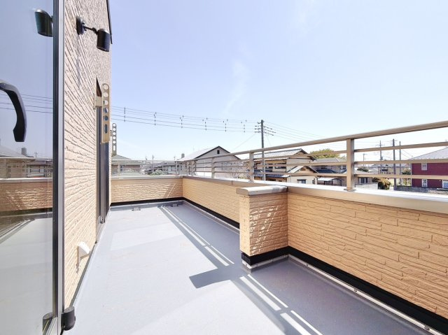 【中古戸建】伊勢崎市連取本町のバルコニー|■バルコニー｜普通のバルコニーより広い仕様のバルコニー。洗濯物やお布団だけでなく雨の日にたまった洗濯物はもちろん、プランターを置くことで家庭菜園も可能です♪