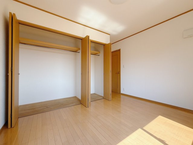【中古戸建】伊勢崎市連取本町の洋室|■洋室｜ナチュラルカラーの床です。模様替えなどとても楽しく工夫できます♪陽当たり、風通しもとても良いので毎日快適な生活スタートです！子供部屋にも良いですね♪