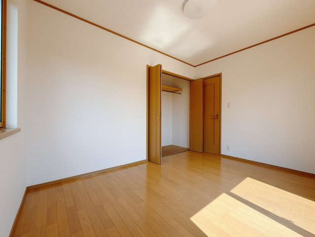 【中古戸建】伊勢崎市連取本町の洋室|■洋室｜各居室には収納をご用意しています♪常にお部屋を綺麗に保てます！小さなお子様も自然とお片付けができるようになるのでうれしいですよね！