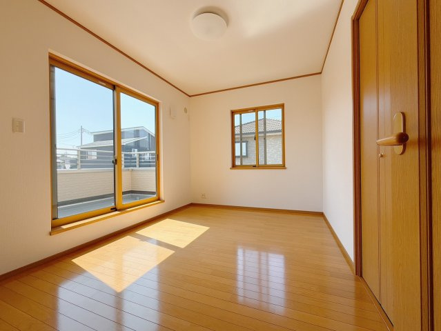 【中古戸建】伊勢崎市連取本町のその他|■洋室｜洋室には大きな窓をご用意しています。日中はあたたかな日差し差し込み自分時間も充実できますね＾＾
