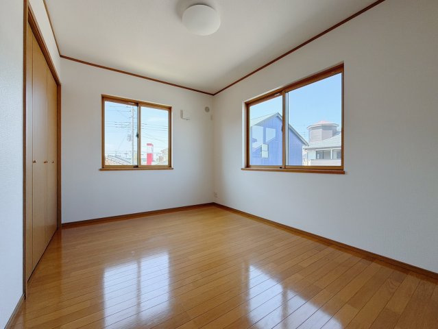 【中古戸建】伊勢崎市連取本町の洋室|■洋室｜2面採光で明るい洋室。全部屋フローリングなので、お掃除がしやすいです♪大きな収納もあって嬉しい！